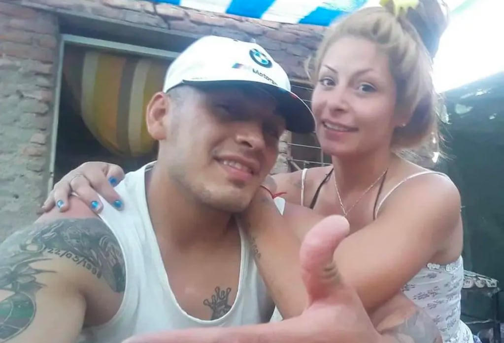 Fernando Rojas (25) y Karen Montenegro (26) son las víctimas de un ataque en Las Heras en el que la ex pareja del joven los roció con combustible y les prendió fuegi¡o.