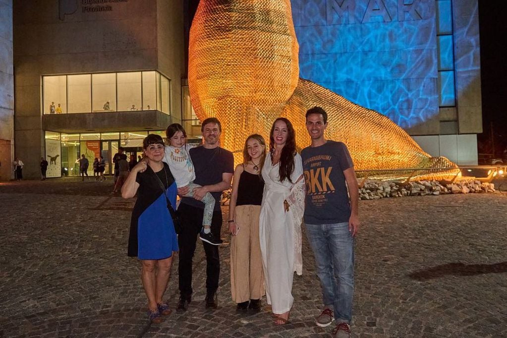 Victoria Onetto, su hija Eva y amigos visitaron el museo de Mar del Plata.