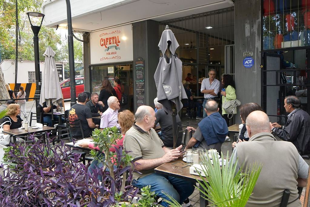 A principios de año abrió El Cafetal en calle 9 de julio, ahora es el punto de reunión de la clientela tradicional de este cafetín. / Foto: Orlando Pelichotti