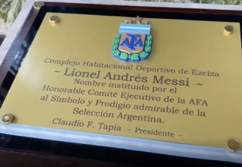 Messi fue homenajeado en el predio de la AFA, que ahora lleva su nombre. / AFA.
