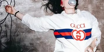 Billie Eilish es la nueva embajadora de la primera cartera Gucci vegana.