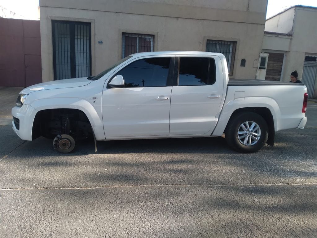 Una camioneta fue presa de los ladrones de reudas en el barrio Barraquero de Godoy Cruz. Gentileza
