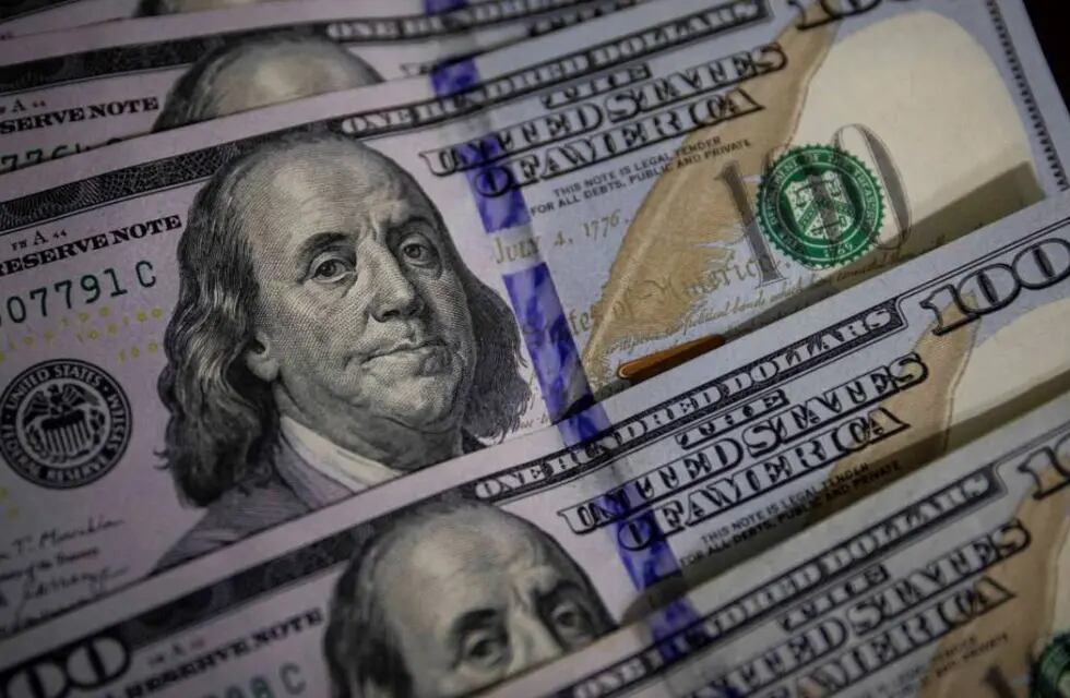 El dólar blue se mantiene a $1000 a la espera de la asunsión de Milei.