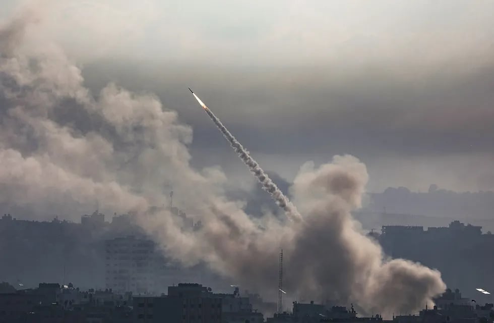 Gaza (---), 10/07/2023.- Un cohete es lanzado desde la franja costera de Gaza hacia Israel por militantes de la milicia Ezz Al-Din Al Qassam, el ala militar del movimiento Hamás, en la ciudad de Gaza, 07 de octubre 2023. La madrugada del sábado se lanzaron andanadas de cohetes desde la Franja de Gaza en un ataque sorpresa reivindicado por el movimiento islamista Hamás. EFE/EPA/MOHAMMED SABLE