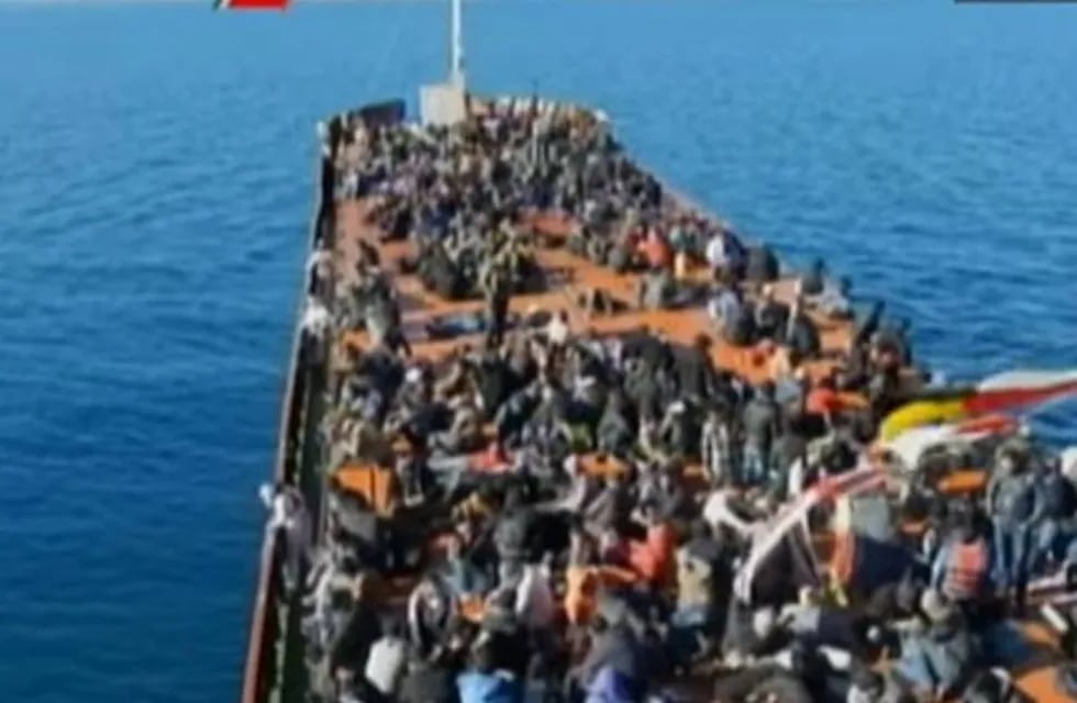 Italia: dramático rescate de un barco a la deriva con 450 inmigrantes 