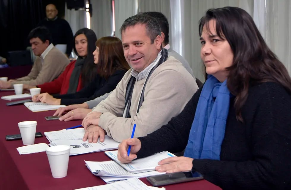 Gustavo Correa y Carina Sedano, secretaria general del SUTE. Foto: Orlando Pelichotti / Los Andes