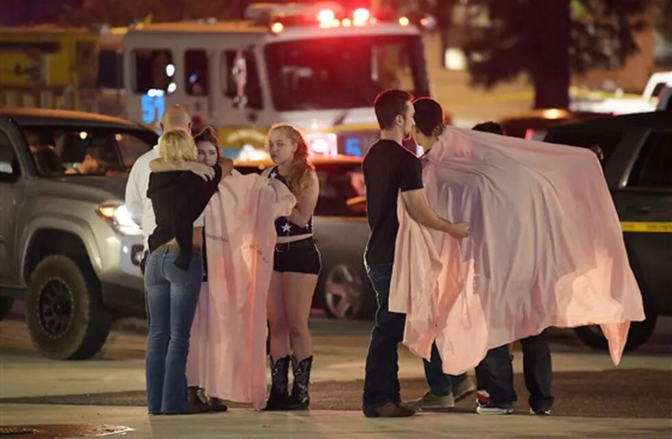 Un hombre entró a los tiros a un bar de California: al menos 13 muertos