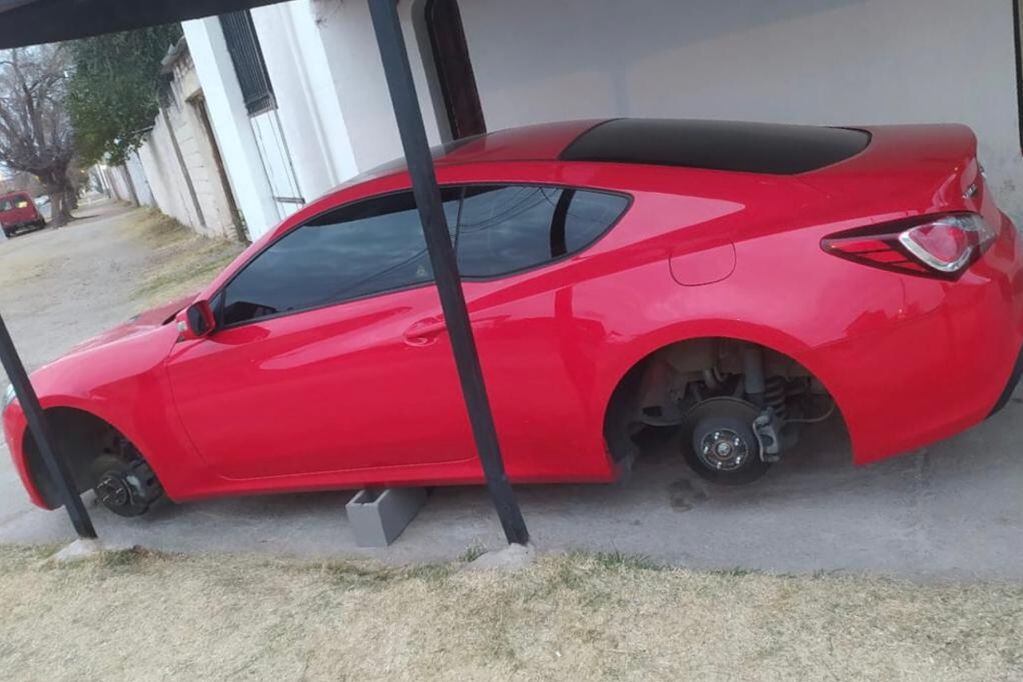 A un mendocino le robaron las ruedas de su auto y se quedó varado en San Luis. - Foto: Gentileza Franco Ferrer