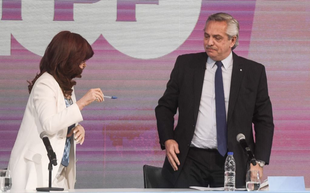 Cristina Fernández De Kirchner entregándola la lapicera a Alberto Fernández durante el acto por los 100 años de YPF. Foto: Federico Lopez Claro