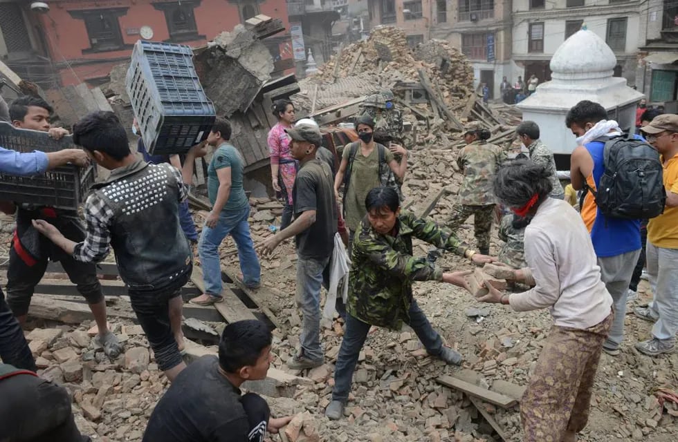Los muertos por el terremoto en Nepal ya son más de 1.300