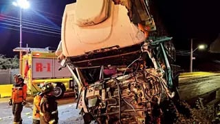 Grave accidente en alta montaña: un camión impactó por detrás a un colectivo