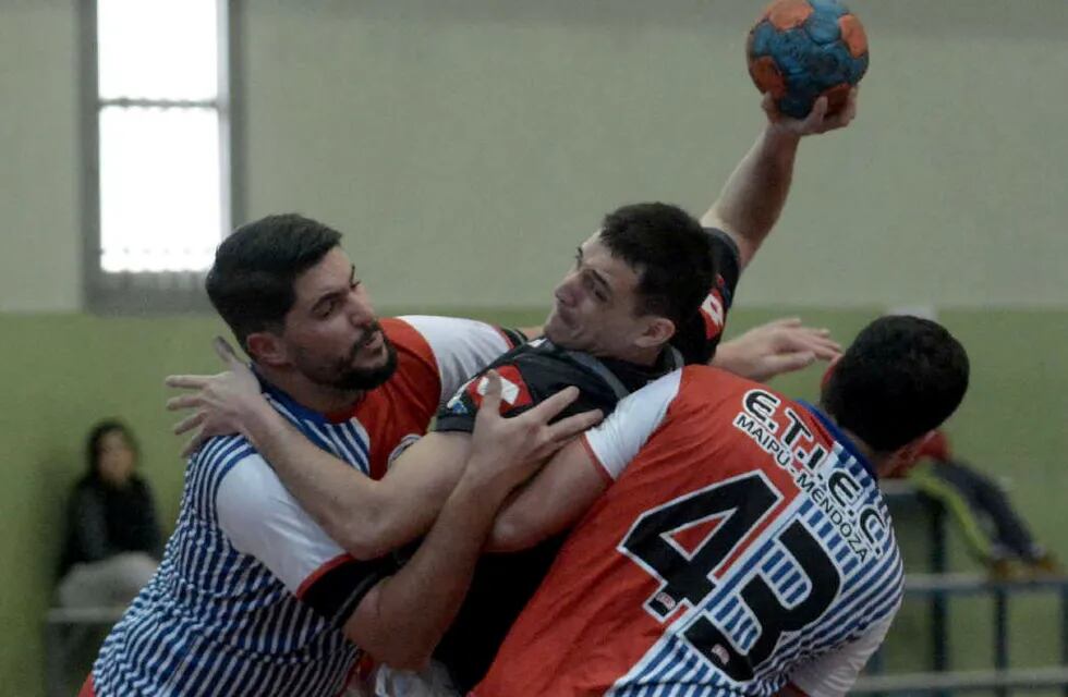 Handball: el Tomba le ganó a Etiec y es único puntero