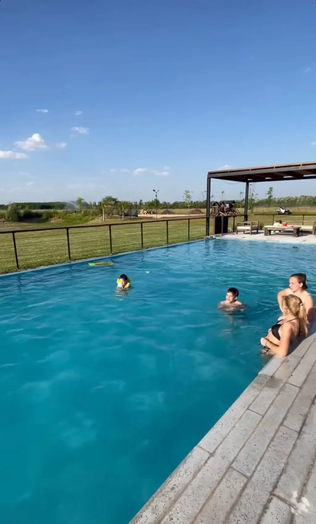 La súper piscina de la casa de campo de Ailén Bechara.