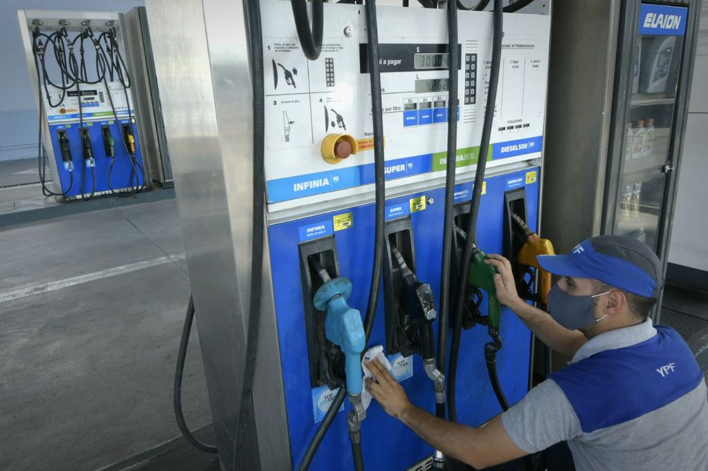 Quinta vez en 2021: YPF aumentó el precio de sus combustibles  - 