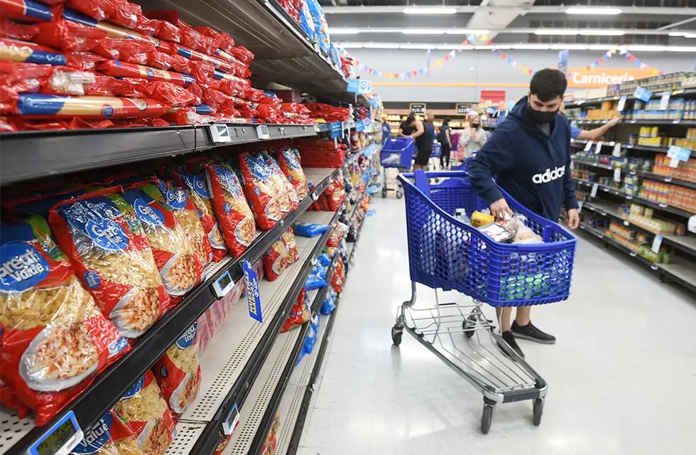 Los salarios crecen a menor ritmo que los insumos de consumo básico. Foto: José Gutierrez / Los Andes