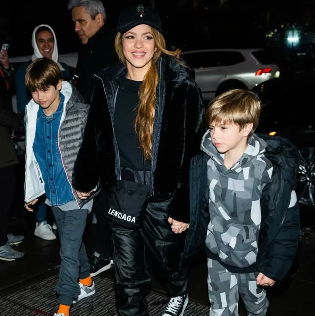Shakira junto a sus hijos, Milan y Sasha, llegando a los estudios de NBC.