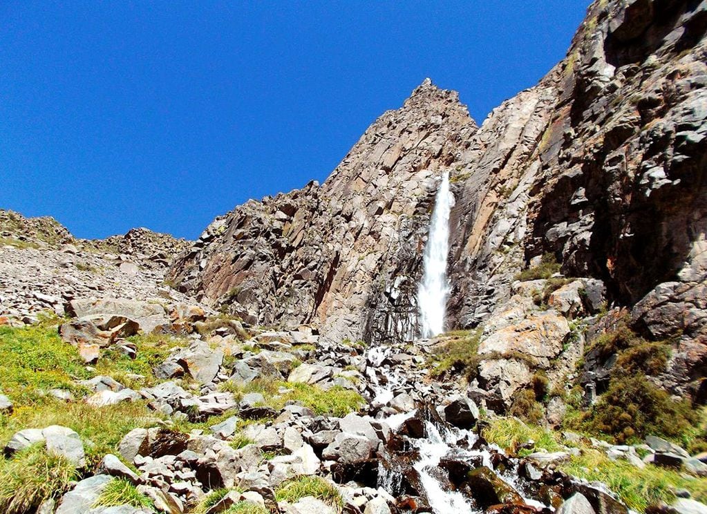 La cascada de Salto es un recorrido en medio de la montaña a casi 3000 metros de altura