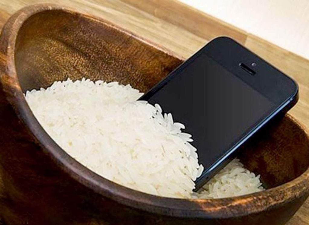 El arroz puede absorber algo de humedad de un celular mojado pero no le quita el agua ni lo arregla.