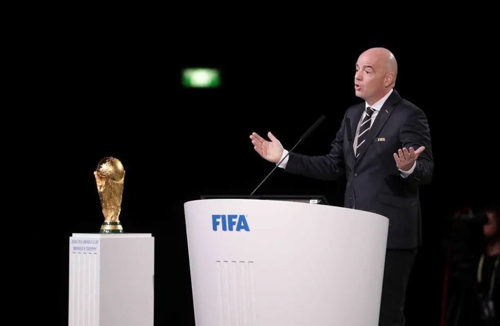 Gianni Infantino, presidente de Fifa, con el trofeo de la Copa del Mundo. / Gentileza.