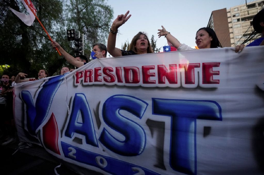 Seguidores celebran que Kast fue el más votado por los chilenos el 21 de noviembre (AP) 