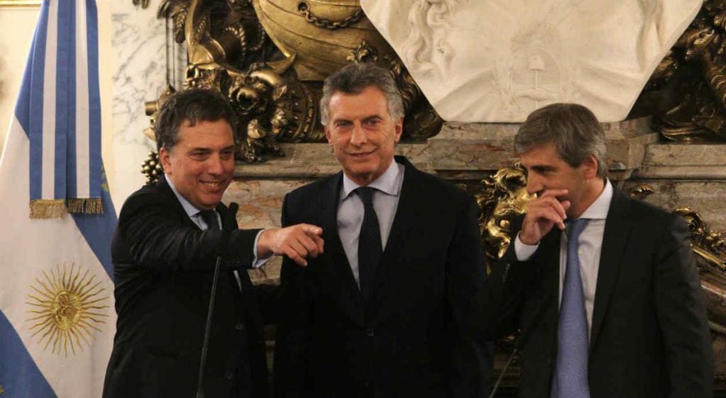 El presidente Mauricio Macri, rodeado por Nicolás Dujovne y Luis Caputo. Foto: Archivo