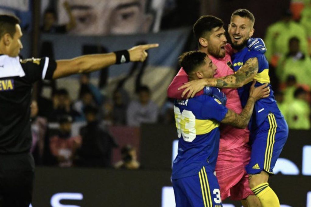 Agustín Rossi, Alan Varela y Darío Benedetto, celebrando la clasificación de Boca a la final de la Copa LPF