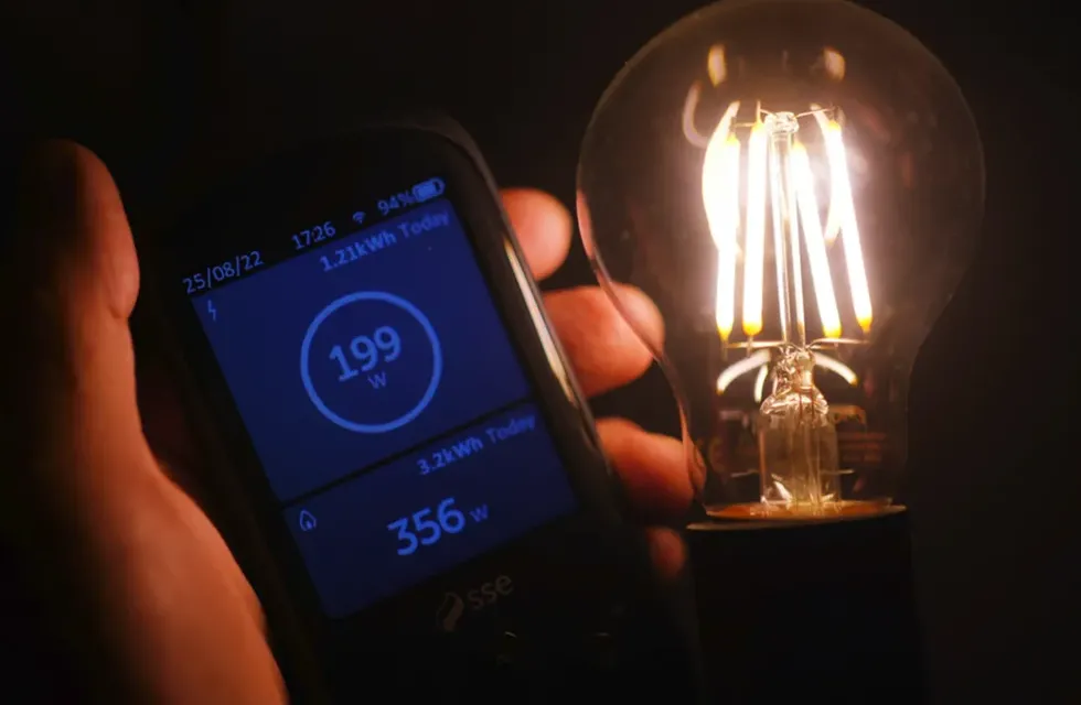 Energía. Un usuario mide el consumo eléctrico.