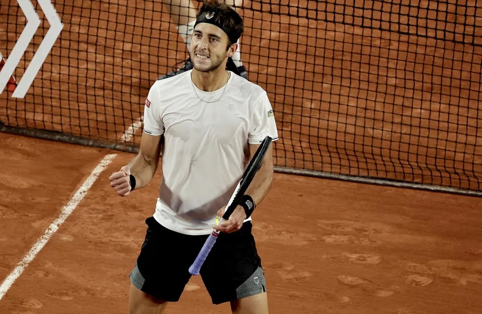 Tomás Etcheverri se clasificó a los cuartos de final de Roland Garros.