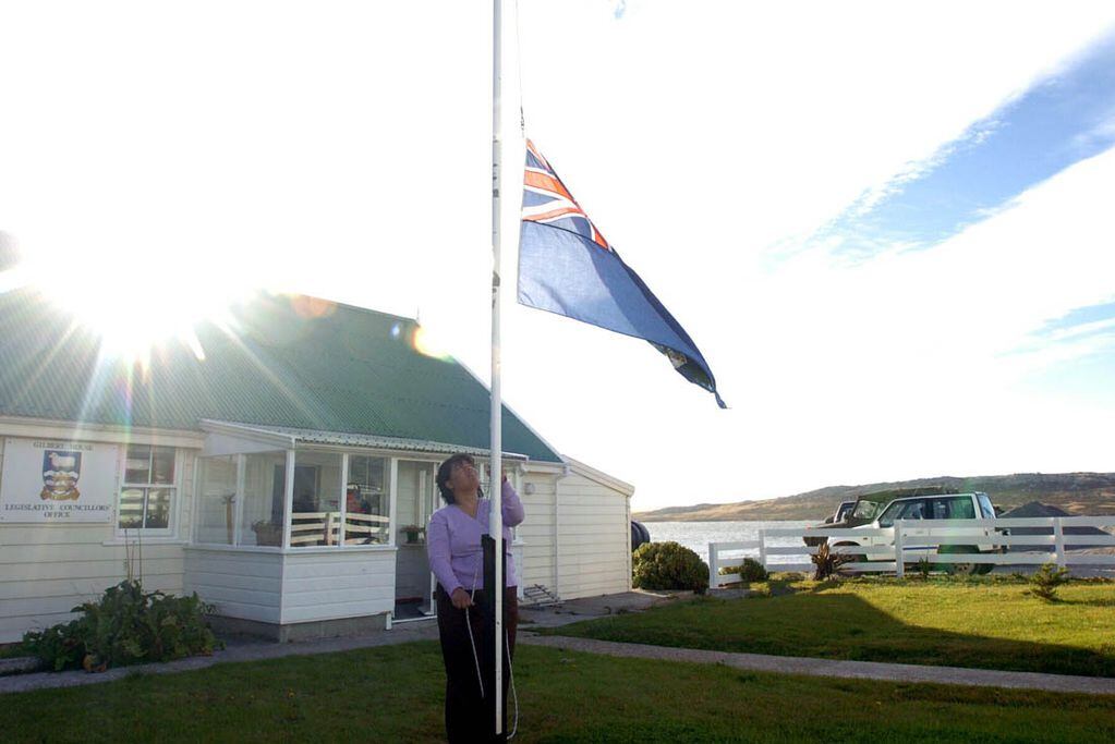 Abril de 2007. A las 17:00 hs se arría la bandera en Puerto Argentino. (Marcela Marbián)