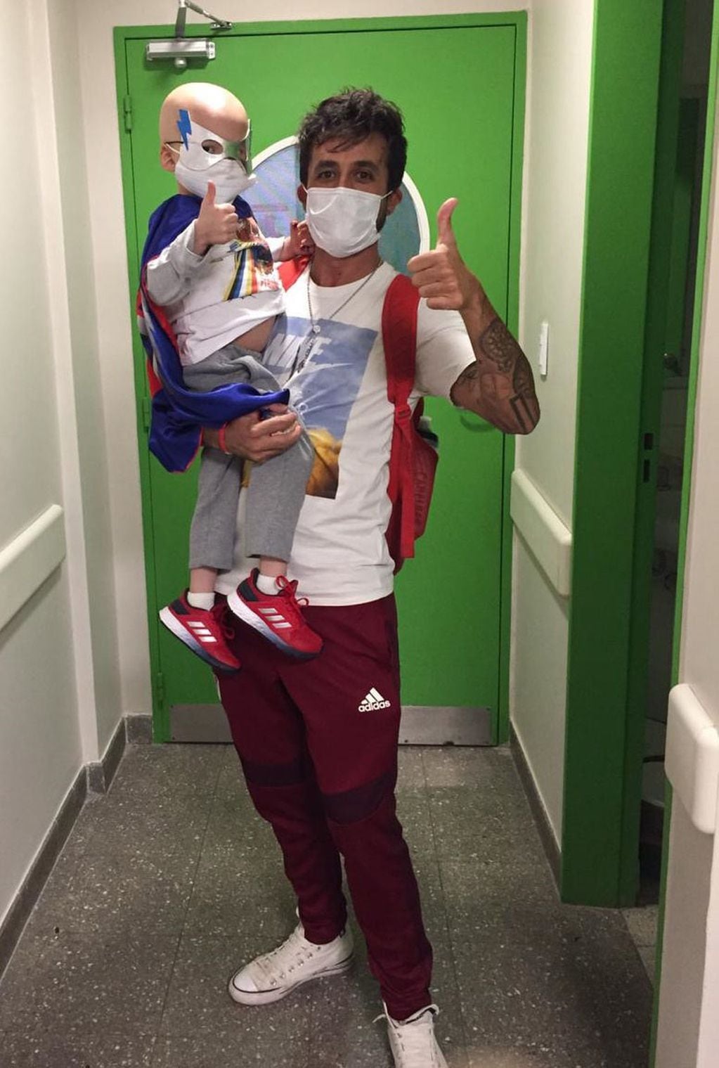 Thiago y su papá durante su internación en el hospital pediátrico. Foto: Gentileza