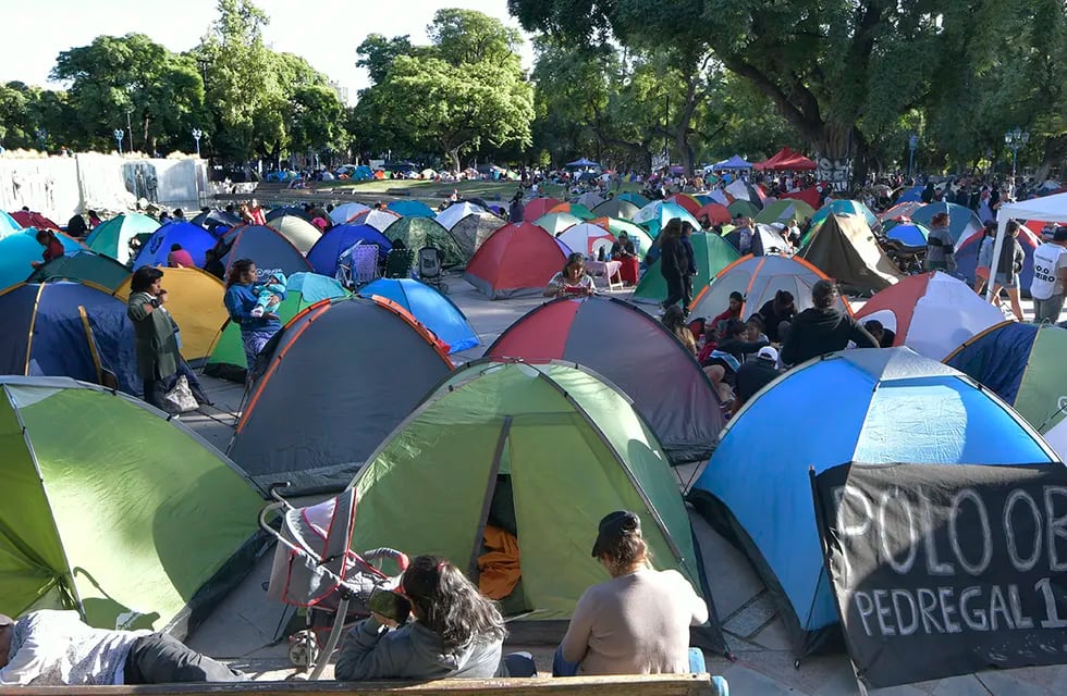 Acampe de esta semana por parte de la Unidad Piquetera en la Plaza Independencia, en reclamo contra suspensiones del programa Potenciar Trabajo | Foto: Orlando Pelichotti