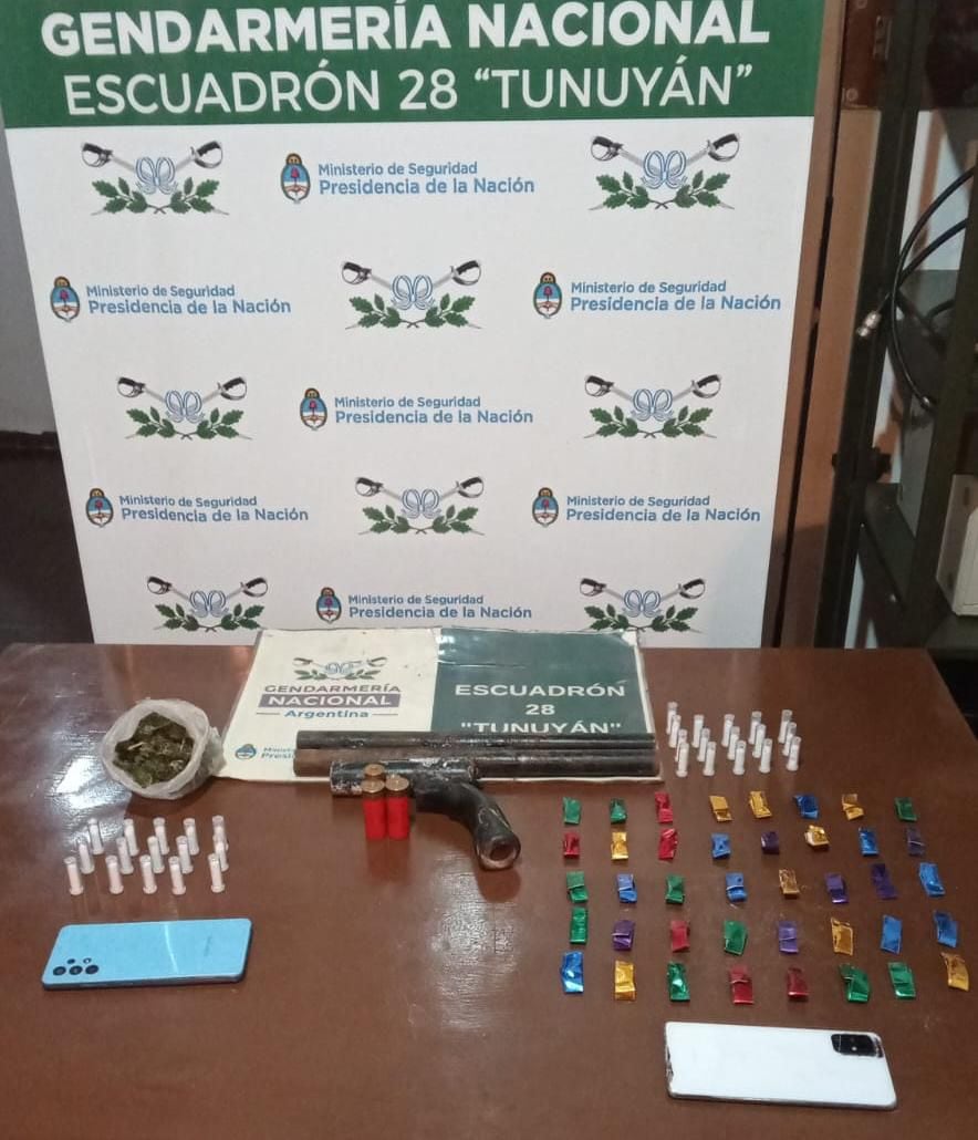 Droga y armas decomisadas en Valle de Uco. Gentileza Gendarmería Nacional