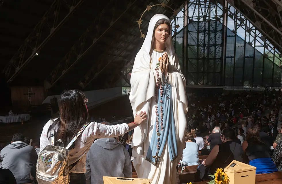 Este 11 de febrero, como cada año miles de fieles y devotos de la virgen de Lourdes se hacen presente en este aniversario de su aparición a la Santa Bernardita. Foto: Ignacio Blanco / Los Andes