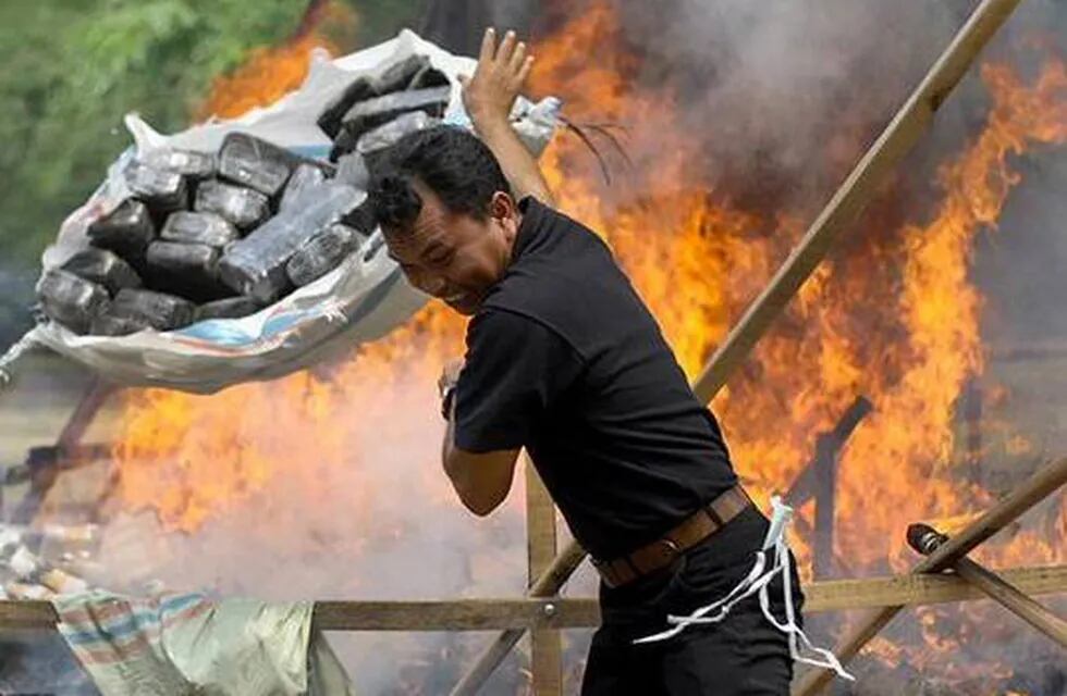 Indonesia: la policía quemó toneladas de marihuana y drogó a un pueblo entero