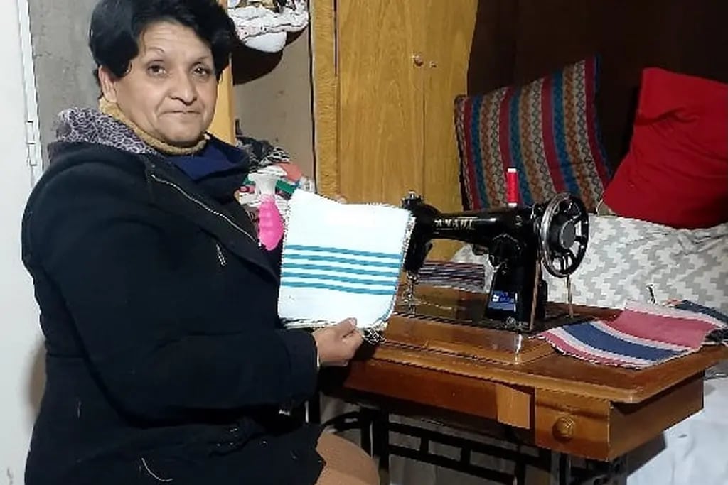 Norma Moya con la máquina de coser