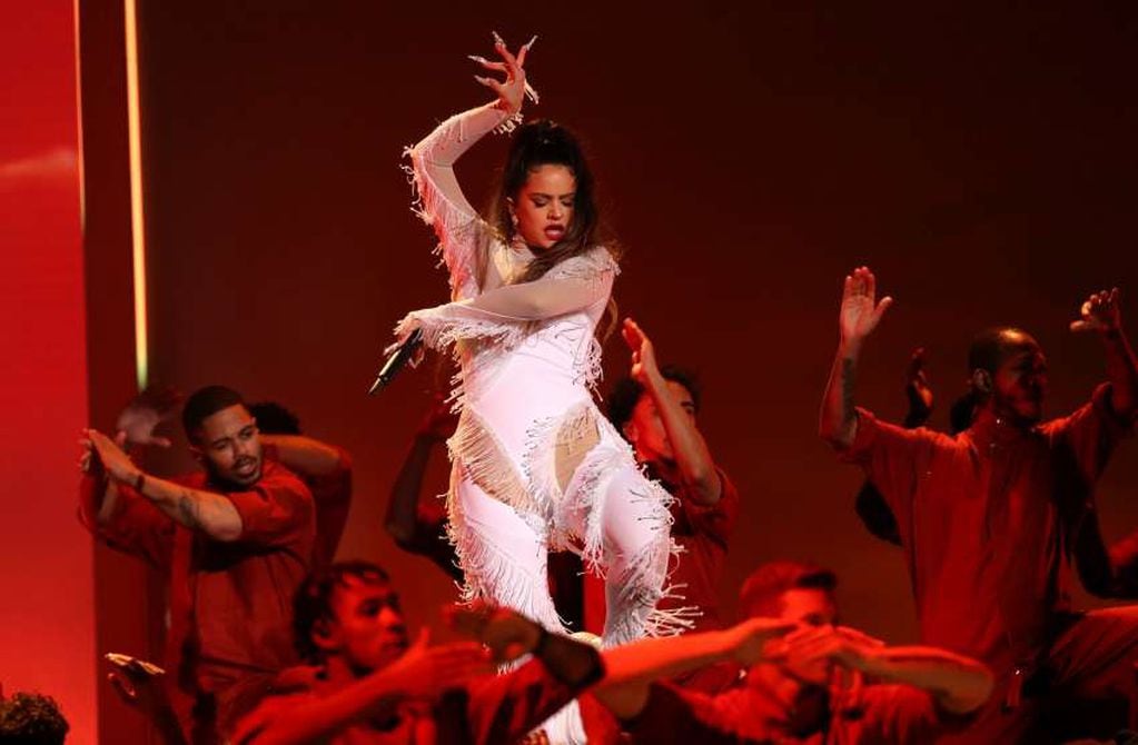 
Rosalía llevó el flamenco al escenario de los Grammy | AP
   