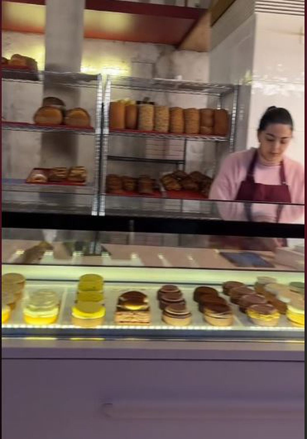 Una joven se sorprendió por los precios del local del pastelero.