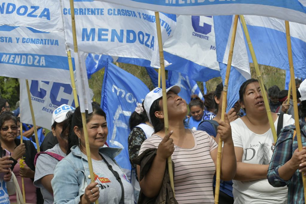 Los movimientos sociales se manifestaron en Godoy Cruz. Foto: Orlando Pelichotti / Los Andes