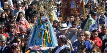 TRADICIONES. La fiesta de la Virgen de Urkupiña, que celebra el pueblo boliviano, es una de las manifestaciones religiosas y culturales que los inmigrantes llevan consigo. Fotografía. Raimundo Viñuelas.