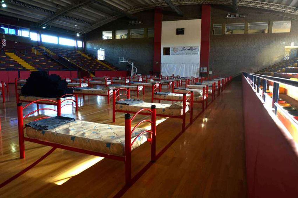 
El polideportivo Vicente Polimeni fue uno de los primeros centros que fue equipado en Mendoza para alojar personas aisladas | Foto: Nicolás Ríos / Los Andes
   