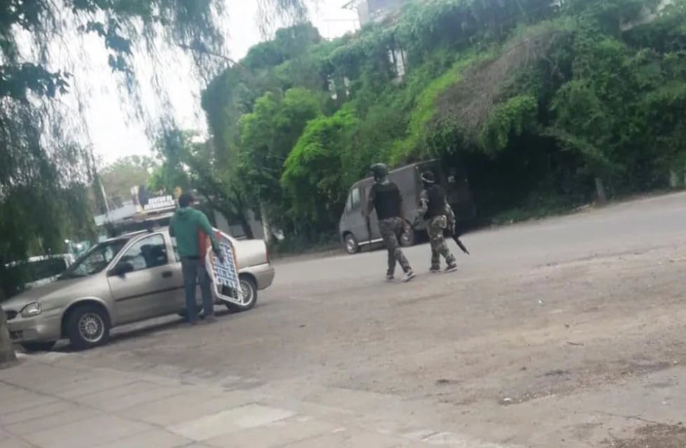 Dos adolescentes 'patrullan' las calles de Cosquín disfrazados de militares para ahuyentar a los delincuentes. Gentileza La Voz.