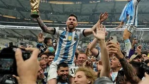 Agüero llevando en andas a Messi en el Mundial de Qatar