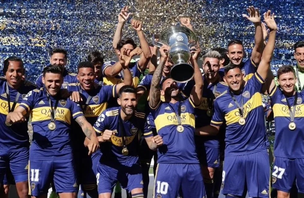 Después de 8 meses, Boca recibió el trofeo de campeón de la Superliga 2019/2020. / Gentileza.