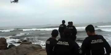 Desesperada búsqueda de un argentino que se lanzó al mar a rescatar a su sobrino en la playa de San Domingo (Valparaíso, Chile) - Gentileza / Agencia Uno