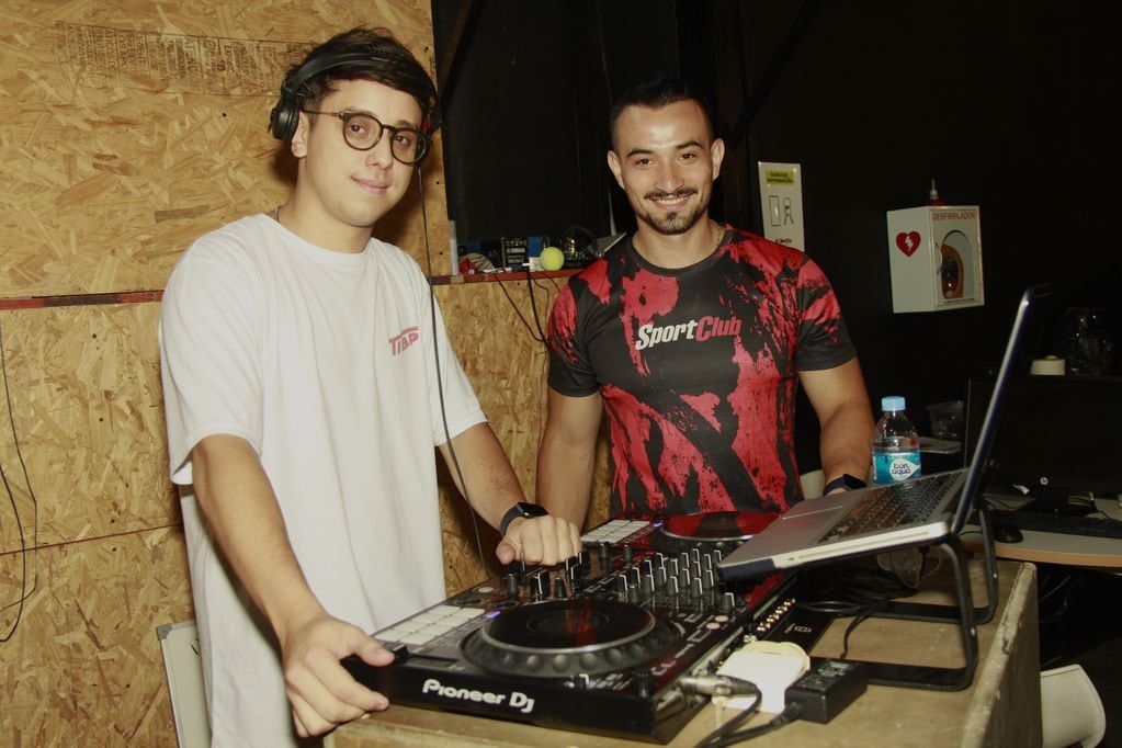 El DJ Diego Martínez y Franco Escudero.