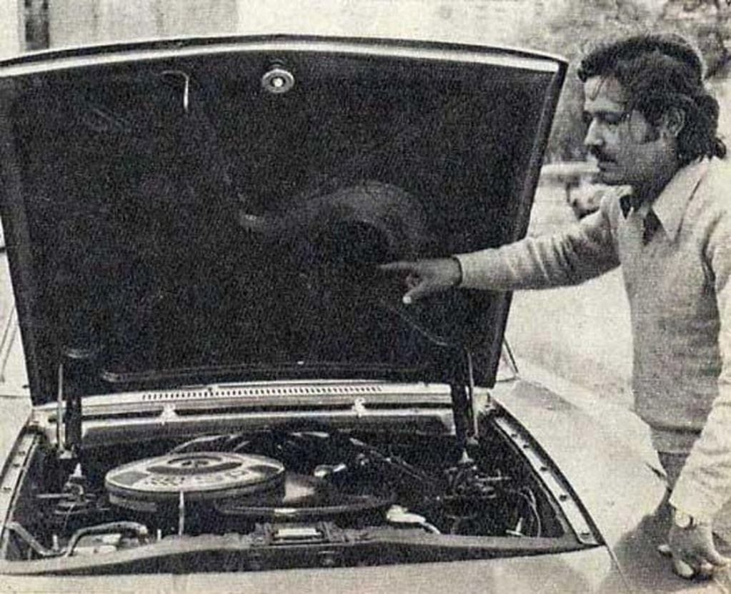 Falcon Polme: Héctor Ripoll muestra el motor del Falcon en los años 70.