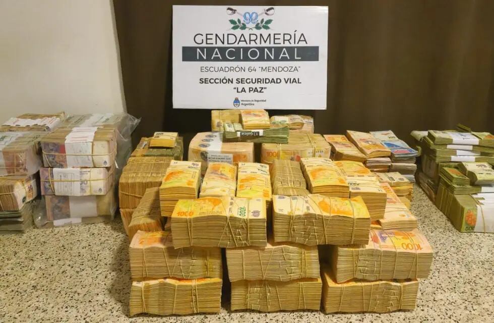 Efectivos realizaron un control de rutina y decomisaron más de 30 millones de pesos que estaban escondidos en la caja de herramientas - Foto: Gendarmería Nacional