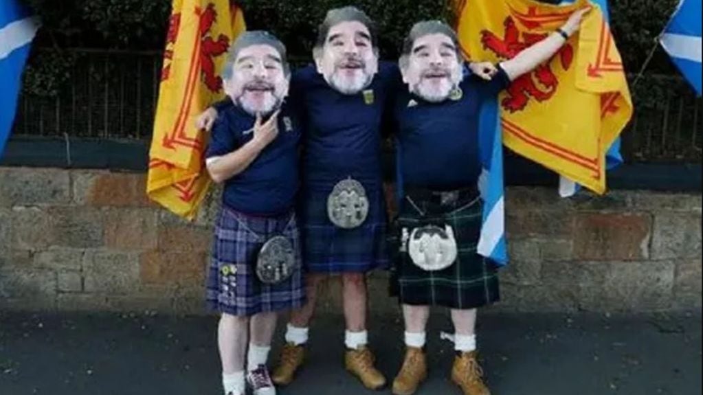 Fanáticos escoceses lucen su fanatismo por Maradona.