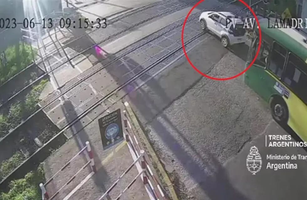 Video: se le paró el auto sobre las vías, pidió ayuda pero nadie la socorrió y se salvó de milagro.