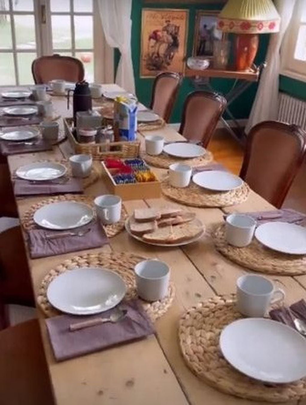 Así está la mesa en su casa de campo para un desayuno